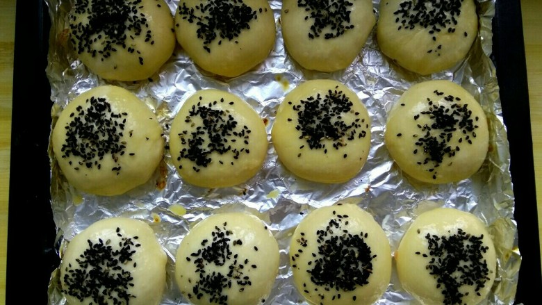 肉馅烧饼,撒上<a style='color:red;display:inline-block;' href='/shicai/ 668'>黑芝麻</a>