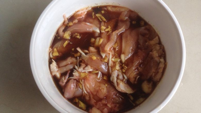香烤鸡腿饭,将酱汁倒入装鸡腿的碗里,腌半个小时