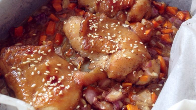 香烤鸡腿饭,烘烤结束,在表面撒上芝麻。