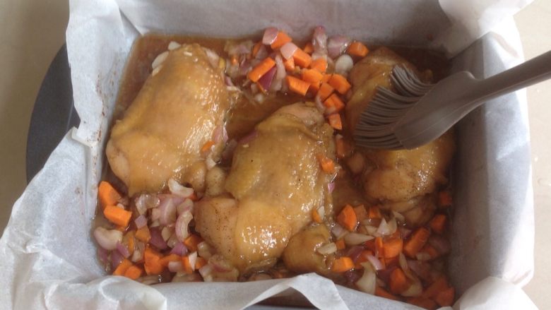 香烤鸡腿饭,将烤箱温度调到200度,用刷子沾酱汁刷在鸡皮表面,继续烘烤15分钟左右。