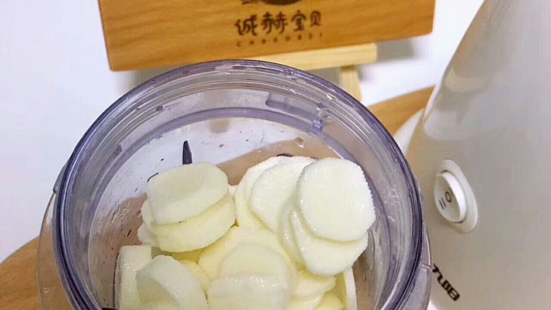米奇蒸糕,将山药切片加少许水用料理机打成细腻的山药泥(大概1分钟)