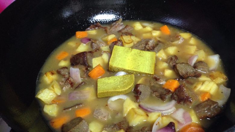 快手咖喱土豆炖牛肉,关小火,加入<a style='color:red;display:inline-block;' href='/shicai/ 10650'>咖喱块</a>