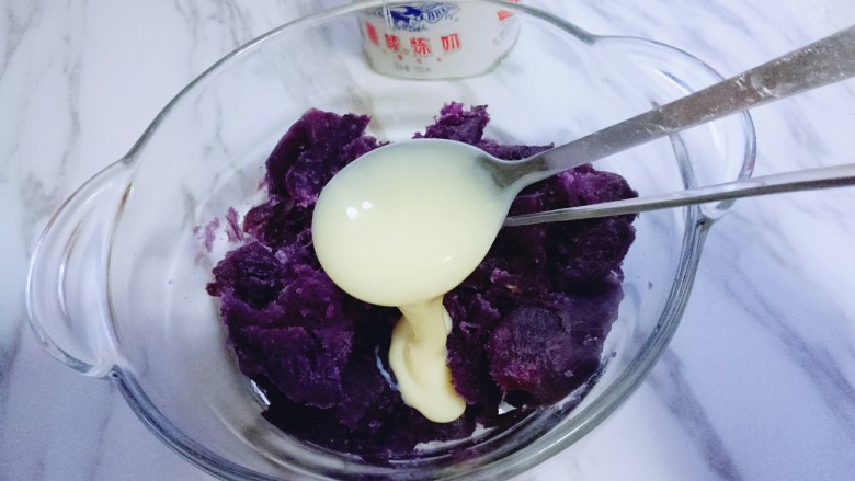 回甘清甜的苦瓜酿紫薯,加入一勺<a style='color:red;display:inline-block;' href='/shicai/ 893'>炼乳</a>,搅拌均匀。