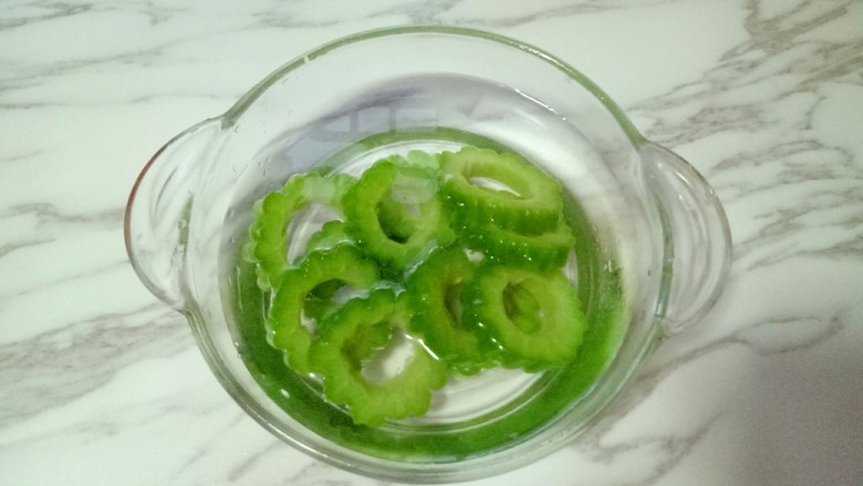 回甘清甜的苦瓜酿紫薯,焯水后捞出立即过冷水。