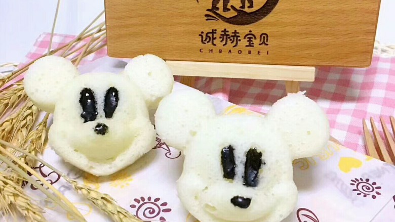 米奇蒸糕,出锅用黑芝麻核桃酱涂好眼睛鼻子!