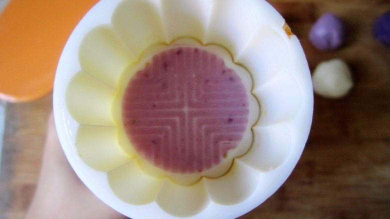 低糖低油【紫薯冰皮月饼】,取一点点步骤6的紫色面团压入50G一个(10头)的月饼模具的花纹中作为配色