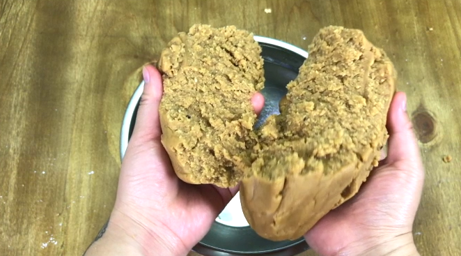 M&M豆花生饼干,将上一步骤的面粉混合物分次倒入花生酱混合物里搅拌。打到最后搅拌器就会很难打动了,这时候需要上手揉来揉去~ 最后的面团应该是呈现出油油的、润滑