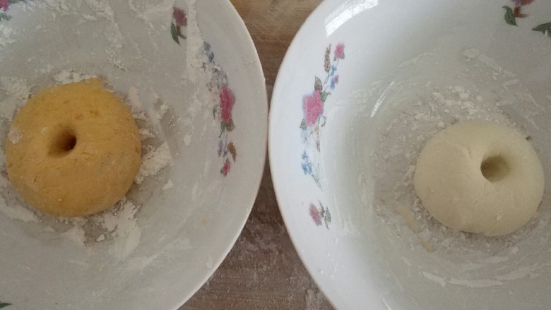 向日葵包子,1小时后,发酵好的面团用手指戳孔无回缩