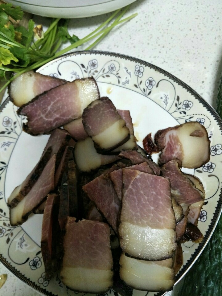 尖椒炒腊肉,<a style='color:red;display:inline-block;' href='/shicai/ 436'>腊肉</a>切片
