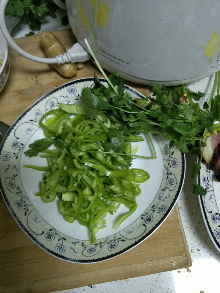 尖椒炒腊肉,<a style='color:red;display:inline-block;' href='/shicai/ 8778'>尖椒</a>切丝