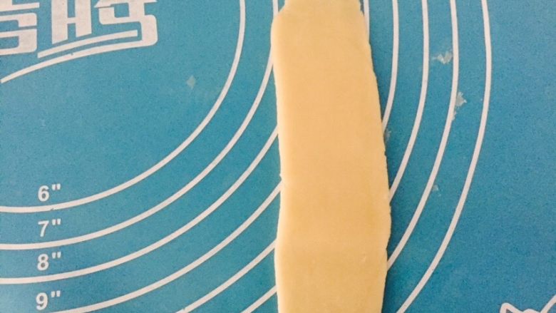葵花酥,醒好的面团,再次擀成长条