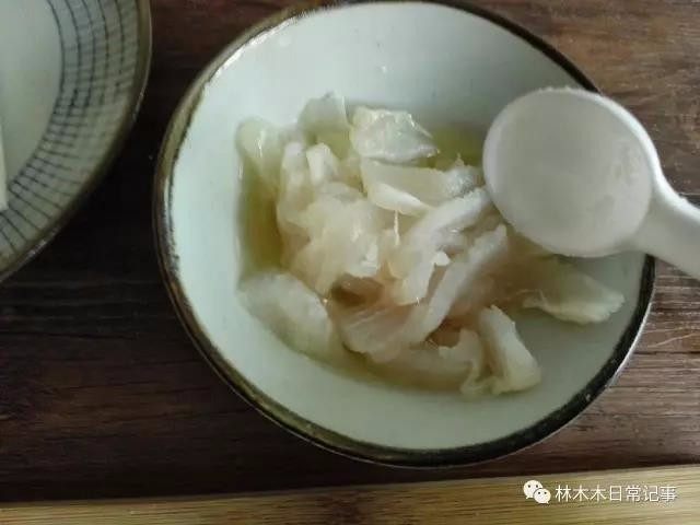 龙利鱼番茄浓汤,鸡蛋清与鱼片搅拌加入少许盐腌制。
小窍门☞用鸡蛋清腌制一下鱼肉会更加嫩滑哟~