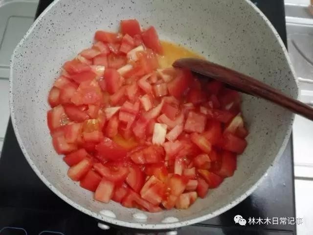 龙利鱼番茄浓汤,取不粘小锅放一点点油,加入番茄丁小火翻炒,边炒边搅烂