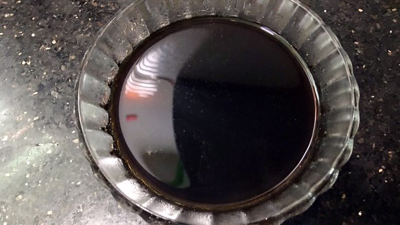 广式甜豆花,豆腐花凝固的同时,我们煮糖浆。
把片糖倒入半碗水煮成糖浆。