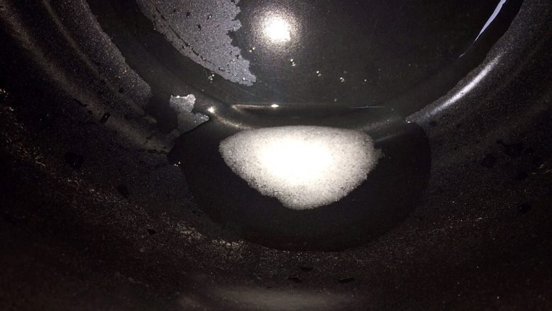 广式甜豆花,倒入容器中,加方子外的一汤匙水把内脂化开