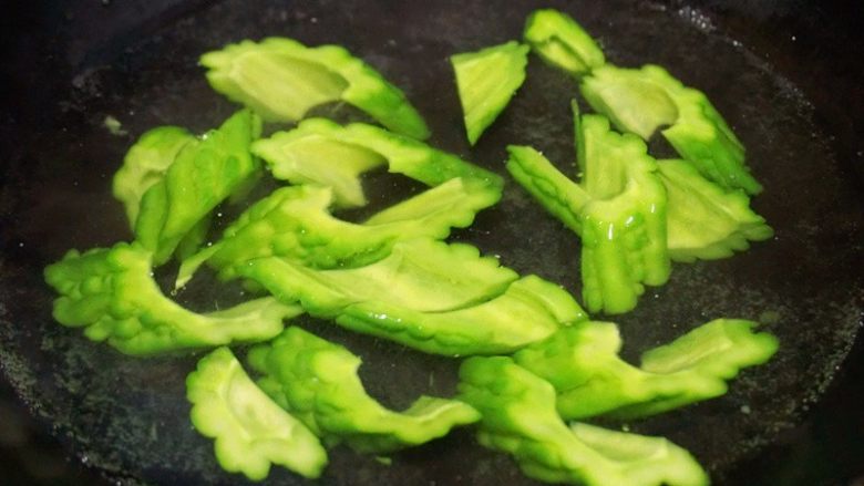 苦瓜排骨汤,7.在煲汤的同时,将处理干净的苦瓜切成斜刀片,放入沸水中焯烫,然后放入冷水中冷却
叨叨叨:焯好的苦瓜放入冷水中目的只有一个:保持苦瓜翠绿的