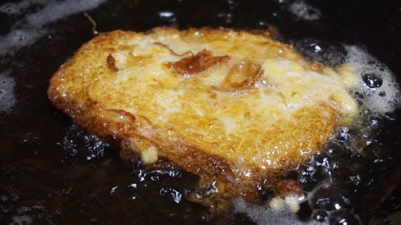 酒酿煎蛋,8.待鸡蛋炸至两面金黄,蛋清酥脆,蛋黄熟透时捞出放入空盘中