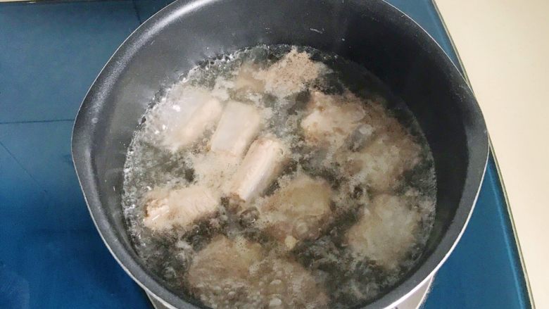松茸花菇枸杞排骨汤,水开后再煮一会,直到出现泡沫状的漂浮物关火