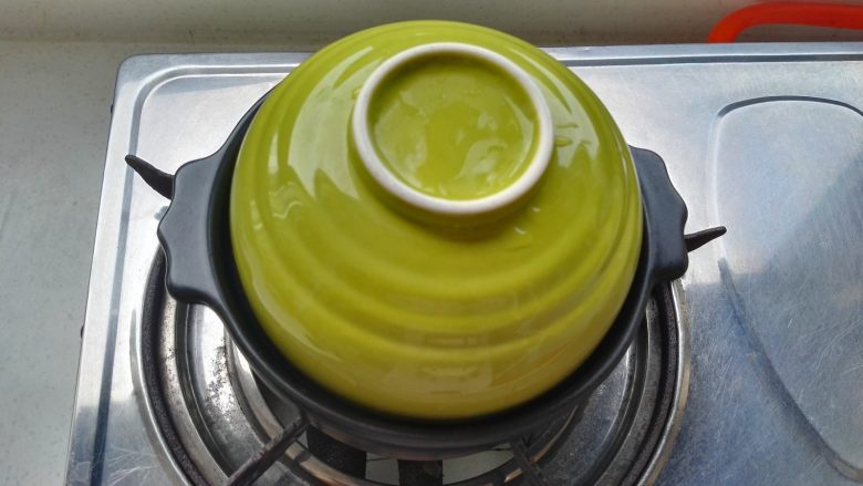 红薯干杂粮粥,大火烧至水快开转最小火。