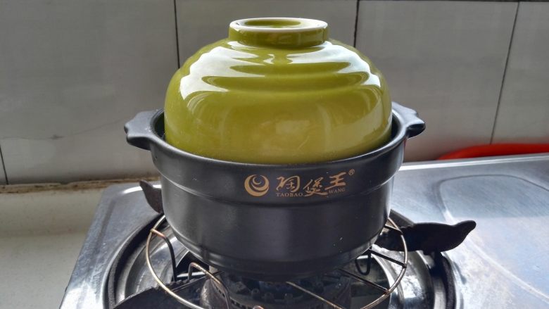 红薯干杂粮粥,盖盖焖会。
