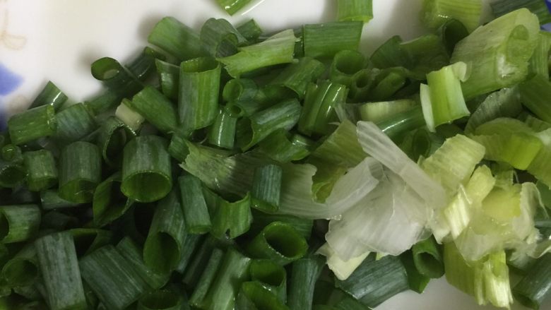 水煮肉片,<a style='color:red;display:inline-block;' href='/shicai/ 3250'>葱</a>切小段备用