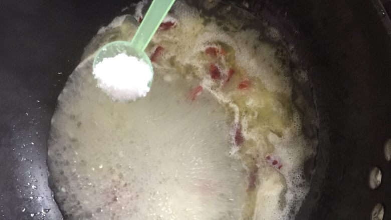 水煮肉片,再加入一小勺的盐，煮开放入瘦肉片