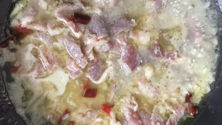 水煮肉片,盖锅煮5分钟后，连汁一起倒入盛菜锅里，再在上面撒上葱段。