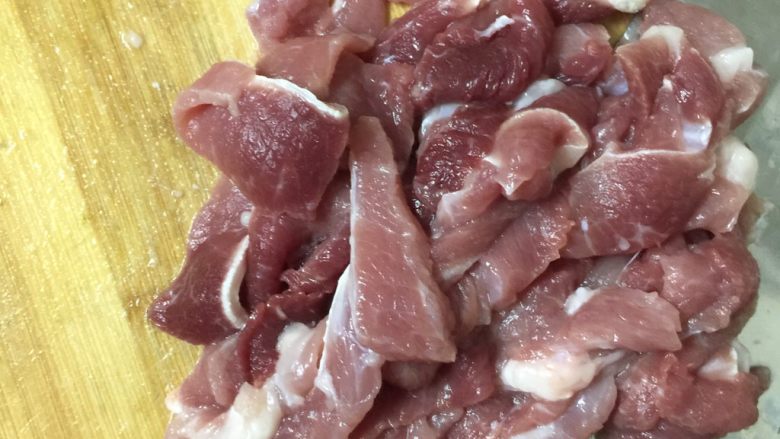 水煮肉片,瘦肉切片备用