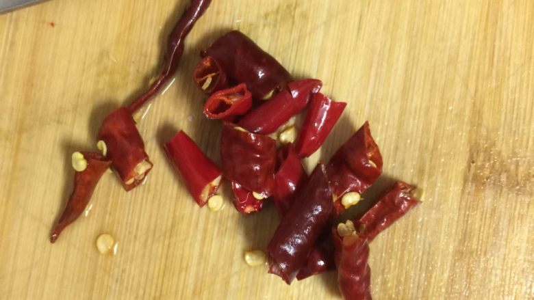 水煮肉片,<a style='color:red;display:inline-block;' href='/shicai/ 86474'>干辣椒</a>4个左右，切段备用