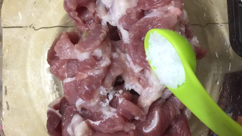 水煮肉片,加入碗里加入盐、<a style='color:red;display:inline-block;' href='/shicai/ 813'>鸡粉</a>、<a style='color:red;display:inline-block;' href='/shicai/ 720'>胡椒粉</a>