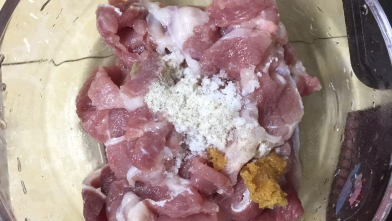 水煮肉片,搅拌均匀腌10分钟