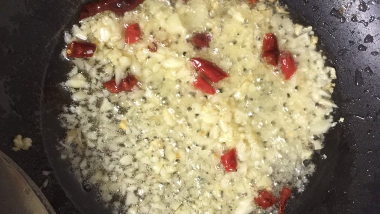 水煮肉片,锅里加入适量的食用油，烧至七分热，放入蒜头、干辣椒，翻炒至微黄色