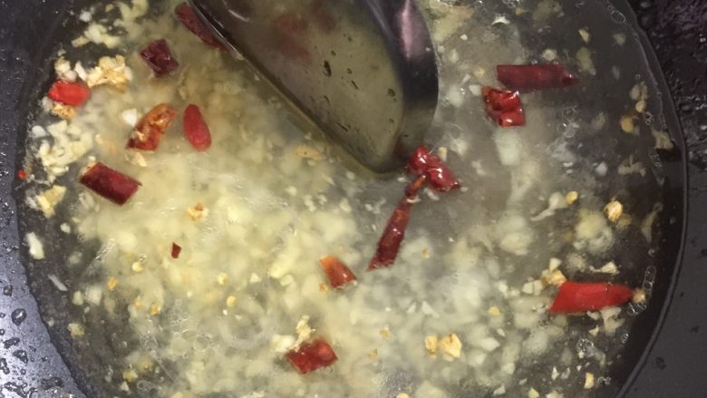 水煮肉片,倒入250毫升的清水