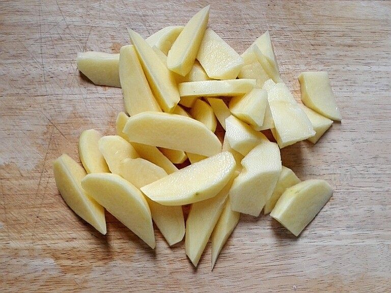 #万能的土豆#孜然烤薯角,土豆洗净去皮、切块，沥干水份