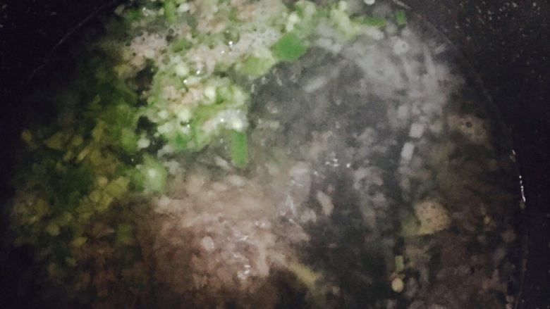 牛肉蔬菜燕麦粥  宝宝辅食14M+,锅里水烧开，加入<a style='color:red;display:inline-block;' href='/shicai/ 56'>冬瓜</a>，<a style='color:red;display:inline-block;' href='/shicai/ 70'>秋葵</a>，牛肉煮两分钟