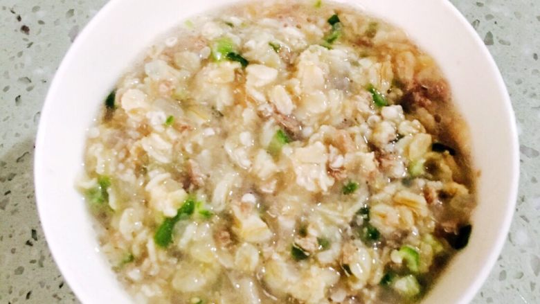 牛肉蔬菜燕麦粥  宝宝辅食14M+,一碗香喷喷的营养燕麦粥就出锅了，宝宝们动手做起来吧