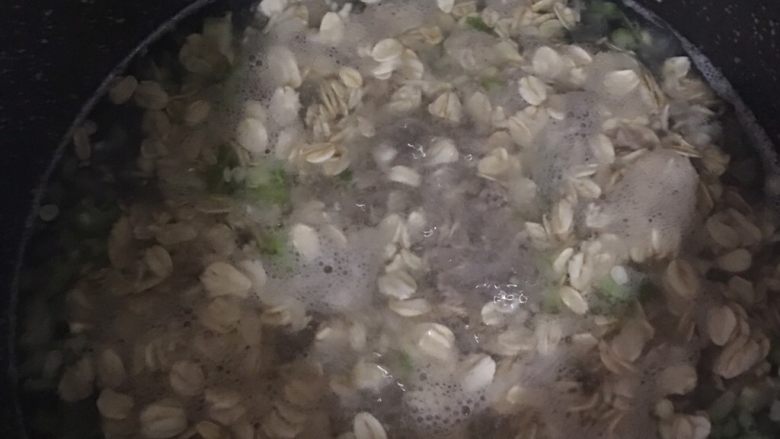 牛肉蔬菜燕麦粥  宝宝辅食14M+,然后加入即食<a style='color:red;display:inline-block;' href='/shicai/ 495'>燕麦</a>