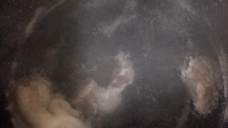 牛肉蔬菜燕麦粥  宝宝辅食14M+,锅里加入水放<a style='color:red;display:inline-block;' href='/shicai/ 216'>牛肉</a>煮去血水