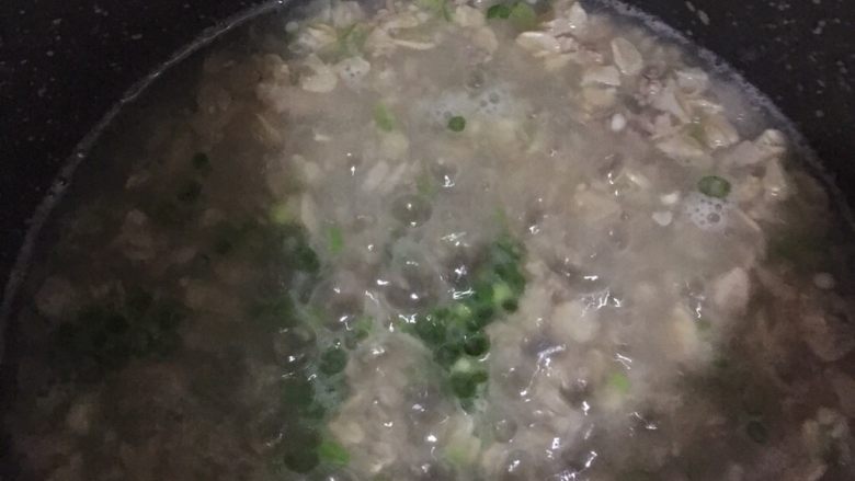 牛肉蔬菜燕麦粥  宝宝辅食14M+,煮至粘稠，尝一下燕麦熟没有