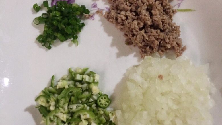 牛肉蔬菜燕麦粥  宝宝辅食14M+,将所有材料切成碎末