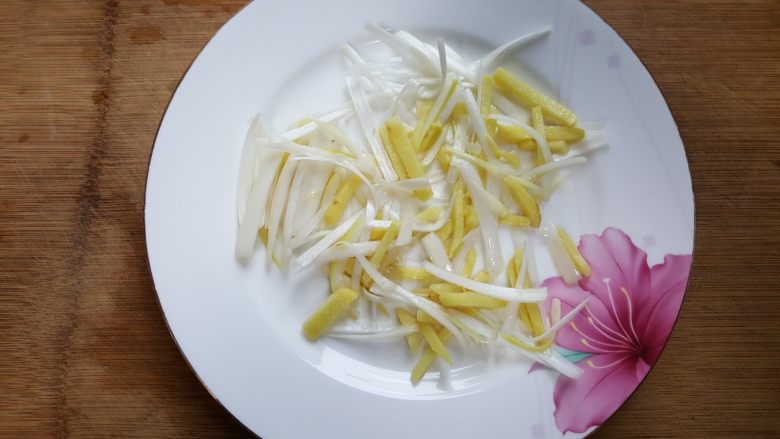 清蒸鱼,12.鱼腌好后,找一个大的平盘,盘下面铺一层葱姜丝。