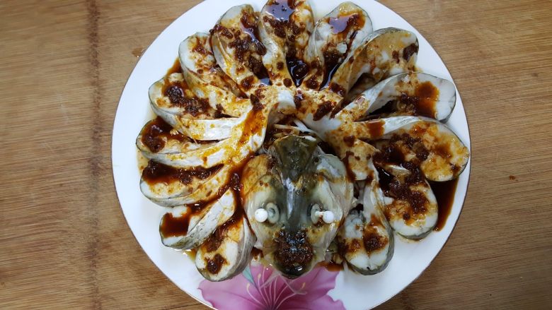 清蒸鱼,17.鱼蒸好后把蒸出的汤汁倒掉,再将酱汁均匀地淋在鱼身上。