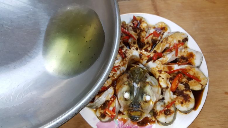 清蒸鱼,20.趁着油热浇在蒸好的鱼身上。