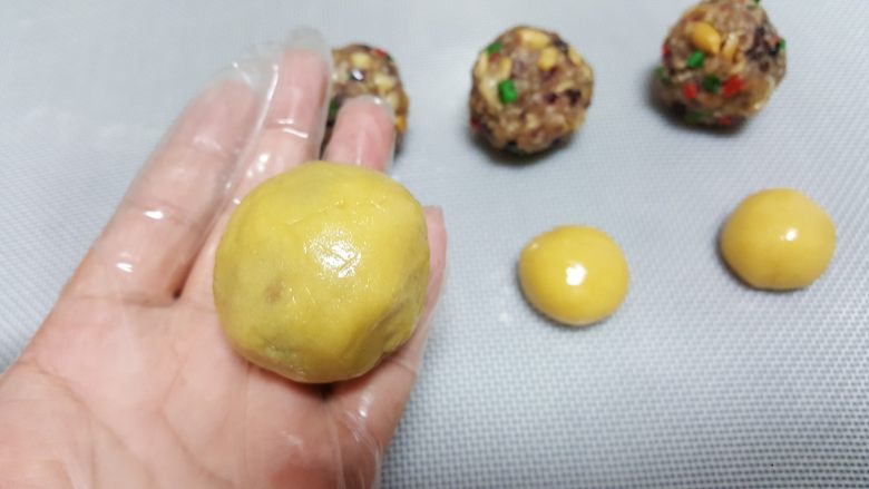 广式月饼~五仁馅儿,9．包好后用虎口收口滚圆。