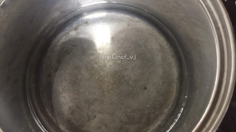 芝士焗土豆泥,锅中放适量清水,放上蒸架