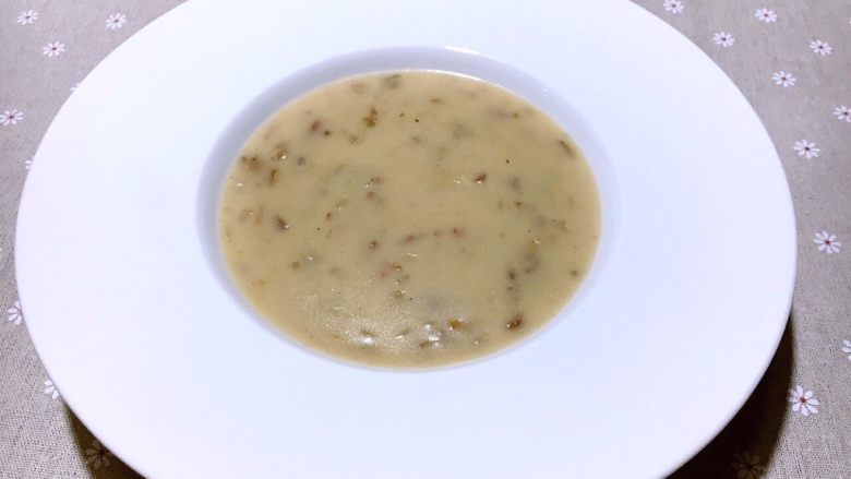 奶油蘑菇汤,等锅再次烧开,加入50ml的奶油,并不断搅拌。等待第三次开锅后放入适量盐和<a style='color:red;display:inline-block;' href='/shicai/ 134292'>白胡椒</a>调味,一碗浓香的奶油蘑菇汤就可以出锅了。