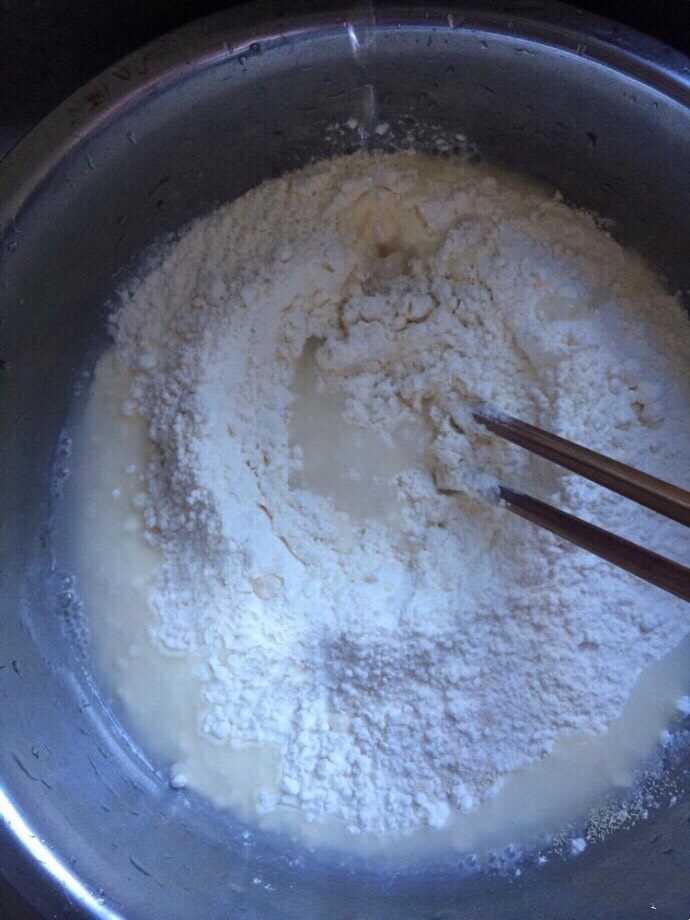 兔兔🐰奶黄包(内附奶黄馅做法),慢慢加水搅拌成絮状