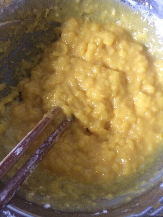 兔兔🐰奶黄包(内附奶黄馅做法),一边烧热水一边隔水不停搅拌馅料