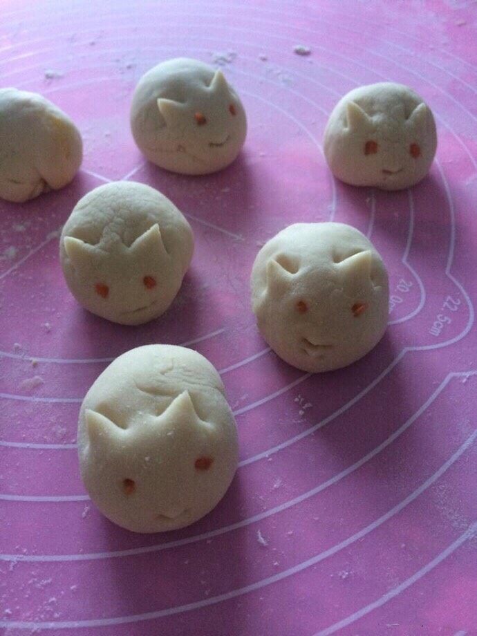 兔兔🐰奶黄包(内附奶黄馅做法),作出兔子形状,用剪刀剪出耳朵,我用的胡萝卜做的眼睛,二次发酵15分钟后冷水上锅20分,焖5分即可。