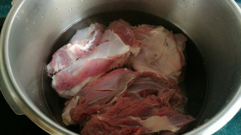 羊肉炖豆腐(附清汤羊肉),加凉水放入高压锅中开大火煮开。这时先不要盖锅盖,等把锅里的血沫盛出后调料放好后再盖锅盖。